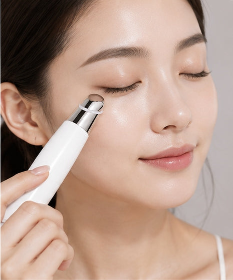 Application du Wand Contour des Yeux Lumivae sur le contour des yeux