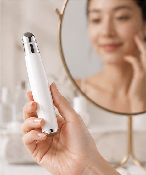 Wand Contour des Yeux Lumivae tenu en main devant un miroir